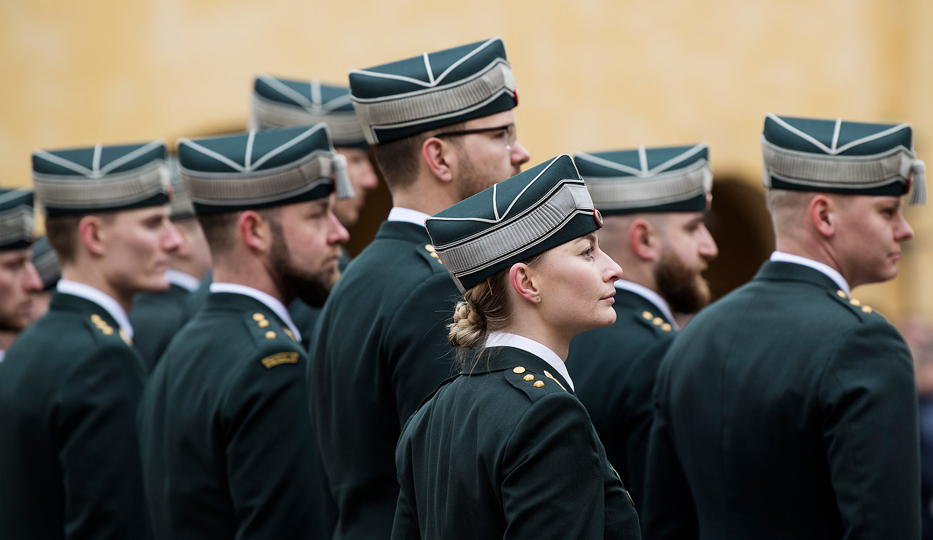 HOD_TildeSwOfficerHOD40199F-aspect-ratio-915-530