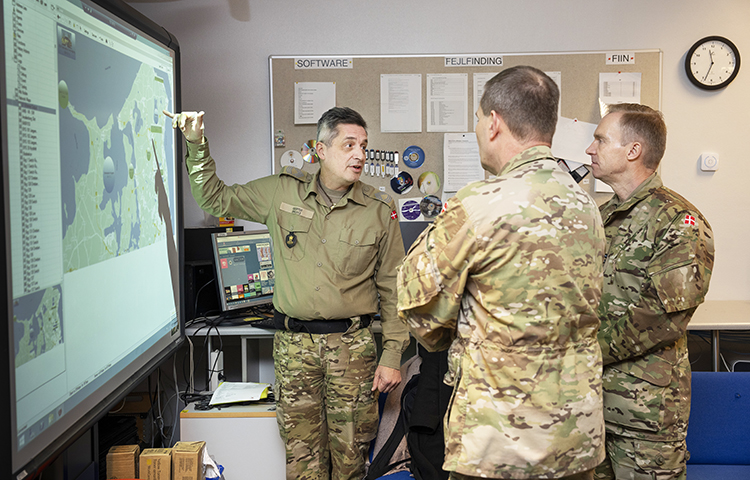 Oberst Claus Pertou Brixensen og Oberst Henrik Holm.